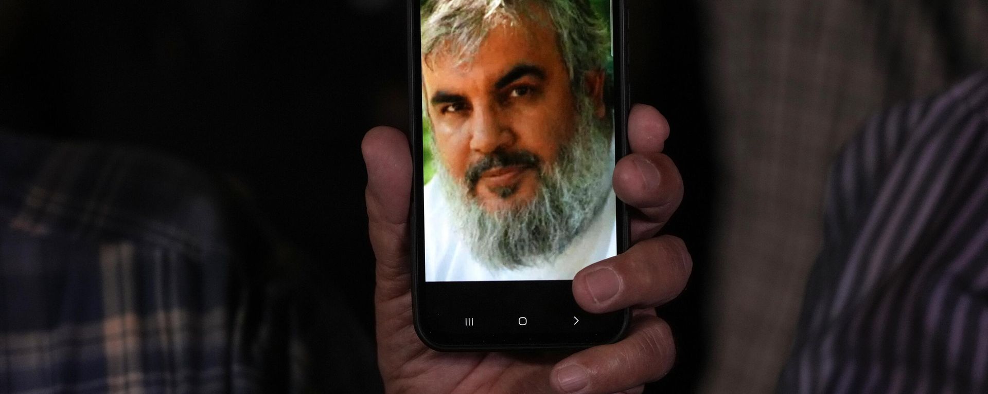 An Iranian demonstrator shows a portrait of Hezbollah leader Hassan Nasrallah on his cell phone, Sept. 28, 2024. An Iranian demonstrator shows a portrait of Hezbollah leader Hassan Nasrallah on his cell phone, Sept. 28, 2024. - Sputnik International, 1920, 30.09.2024