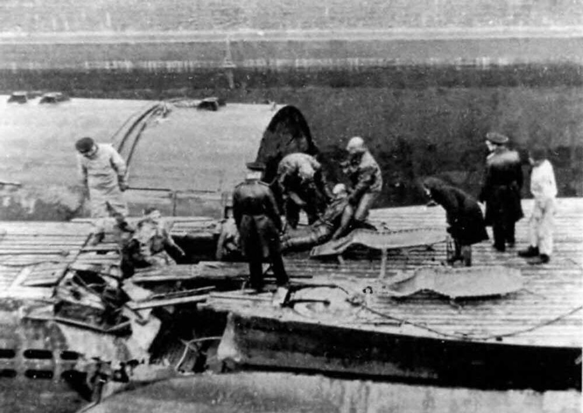 Extraction of bodies of German submariners from U-250 in Kronstadt dock. - Sputnik International, 1920, 30.09.2024