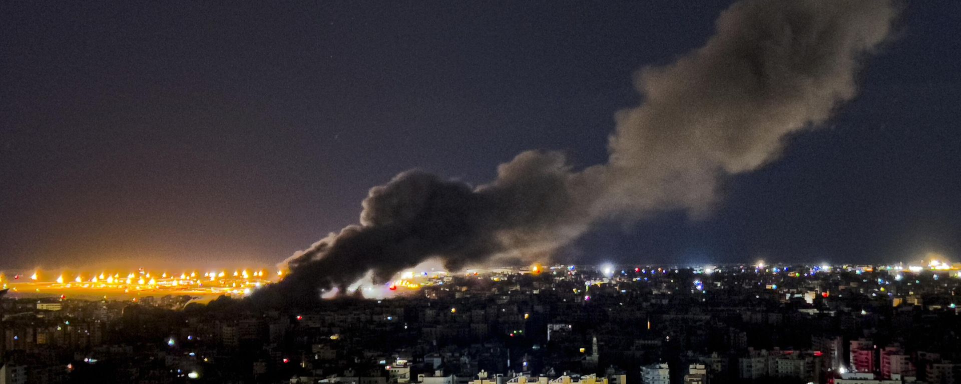 Smoke rises from an Israeli airstrike that hit the southern suburb of Beirut, Lebanon, Tuesday, Oct. 1, 2024. Smoke rises from an Israeli airstrike that hit the southern suburb of Beirut, Lebanon, Tuesday, Oct. 1, 2024. - Sputnik International, 1920, 08.10.2024