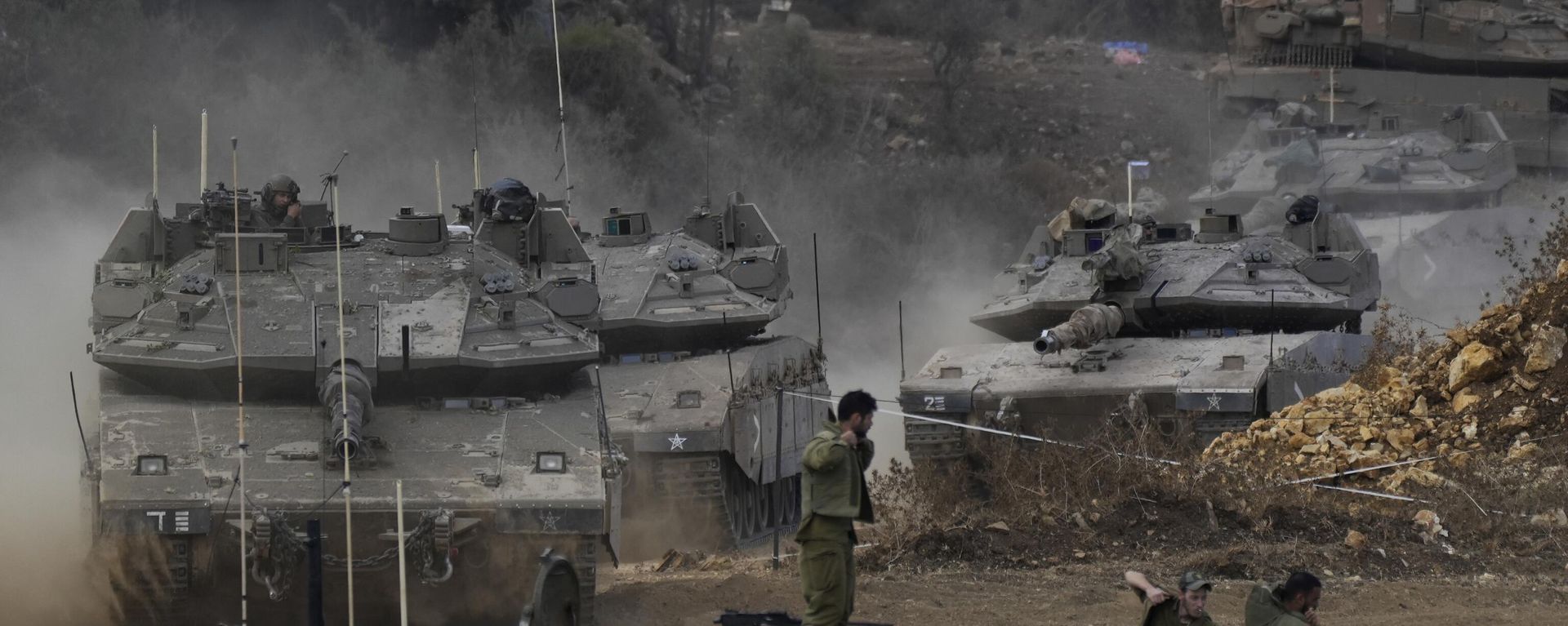 Israeli army tanks manoeuvre in a staging area in northern Israel near the Israel-Lebanon border, Tuesday, Oct. 1, 2024. Israeli army tanks manoeuvre in a staging area in northern Israel near the Israel-Lebanon border, Tuesday, Oct. 1, 2024. - Sputnik International, 1920, 02.10.2024