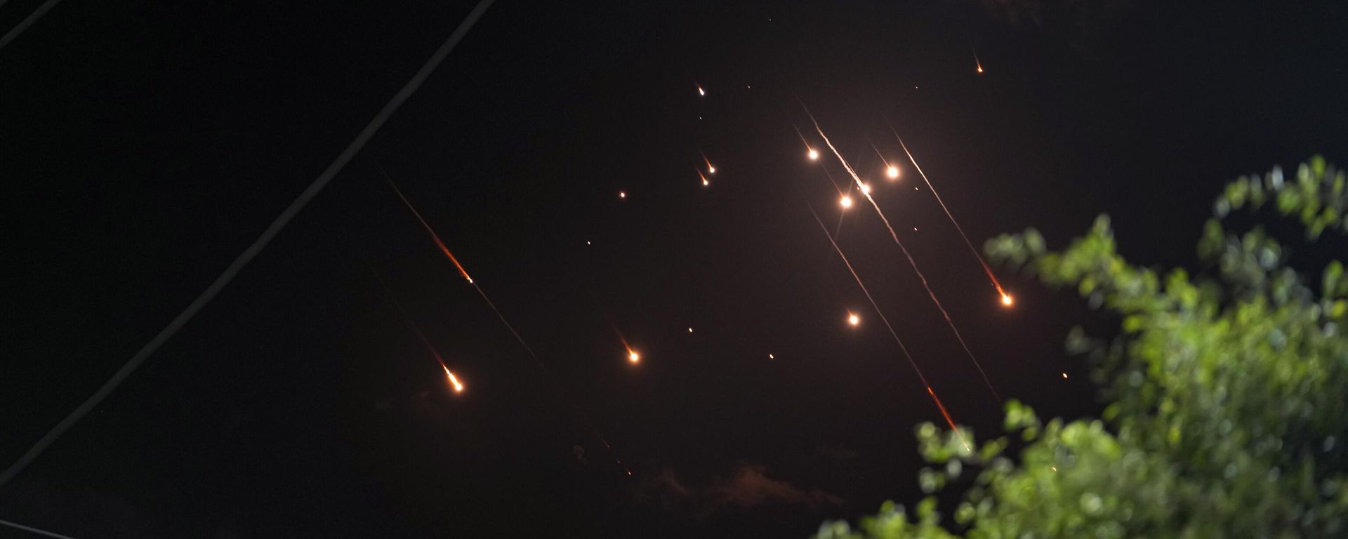 Missiles launched from Iran towards Israel streak across the night sky as seen from Deir al-Balah, Gaza Strip, Tuesday, Oct. 1, 2024 Missiles launched from Iran towards Israel streak across the night sky as seen from Deir al-Balah, Gaza Strip, Tuesday, Oct. 1, 2024 - Sputnik International, 1920, 02.10.2024