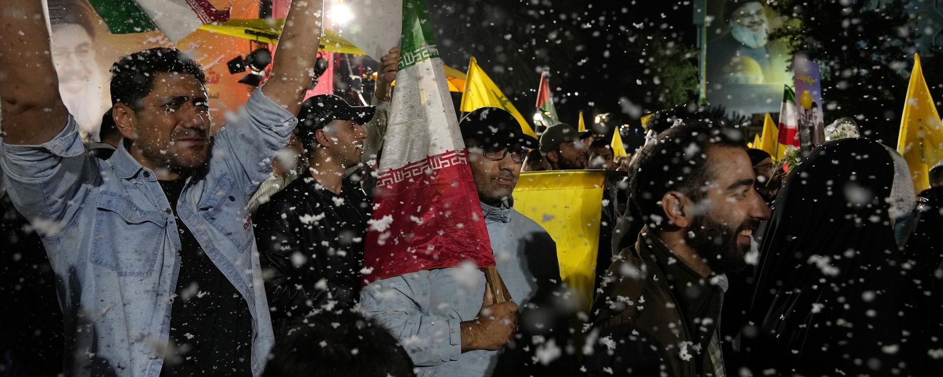 Demonstrators cheer as artificial snow sprayed in an anti-Israeli gathering celebrating Iran's missile strike against Israel, at Felestin (Palestine) Sq. in Tehran, Iran, Tuesday, Oct. 1, 2024 Demonstrators cheer as artificial snow sprayed in an anti-Israeli gathering celebrating Iran's missile strike against Israel, at Felestin (Palestine) Sq. in Tehran, Iran, Tuesday, Oct. 1, 2024 - Sputnik International, 1920, 02.10.2024