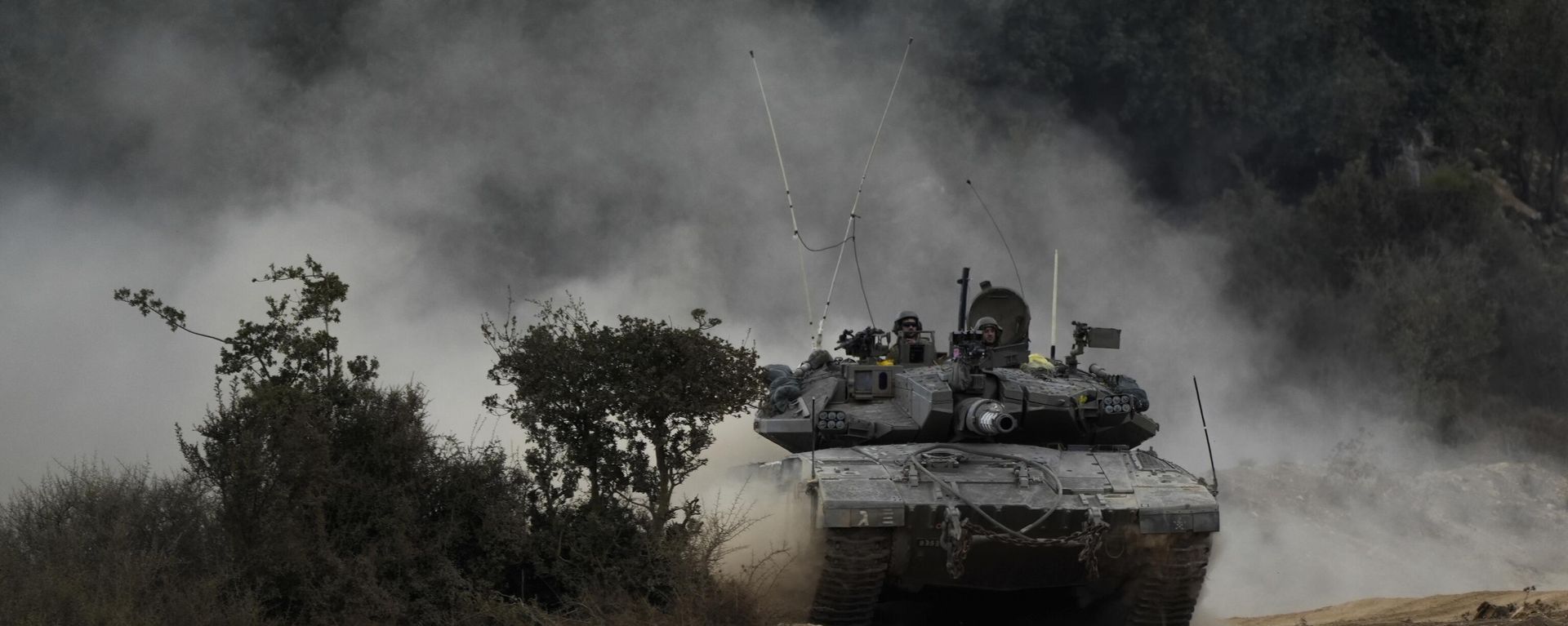 Israeli army tanks maneuver in a staging area in northern Israel near the Israel-Lebanon border, Tuesday, Oct. 1, 2024. Israeli army tanks maneuver in a staging area in northern Israel near the Israel-Lebanon border, Tuesday, Oct. 1, 2024. - Sputnik International, 1920, 15.11.2024