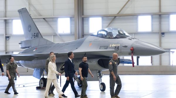 Volodymyr Zelensky, second right, and Dutch caretaker Prime Minister Mark Rutte, center, look at F-16 fighter jets in Eindhoven, Netherlands, on Aug. 20, 2023.  - Sputnik International
