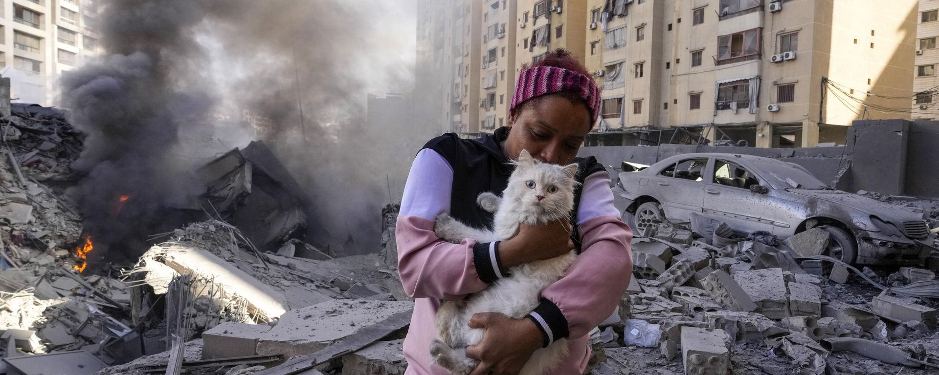 A woman holds her cat in front of a destroyed building at the site of an Israeli airstrike in Dahiyeh, Beirut, Lebanon A woman holds her cat in front of a destroyed building at the site of an Israeli airstrike in Dahiyeh, Beirut, Lebanon - Sputnik International, 1920, 03.10.2024