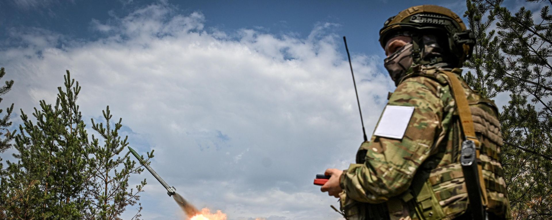 Russian servicemen of the 20th Red Banner Guards Combined Arms Army fire a BM-27 9K57 Uragan (Hurricane) multiple launch rocket system towards Ukrainian positions - Sputnik International, 1920, 08.06.2026