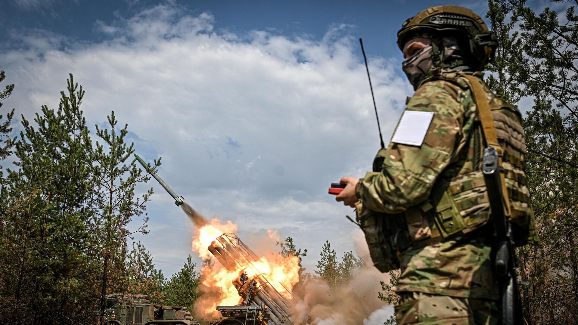 Russian servicemen of the 20th Red Banner Guards Combined Arms Army fire a BM-27 9K57 Uragan (Hurricane) multiple launch rocket system towards Ukrainian positions Russian servicemen of the 20th Red Banner Guards Combined Arms Army fire a BM-27 9K57 Uragan (Hurricane) multiple launch rocket system towards Ukrainian positions - Sputnik International, 1920, 07.06.2025
