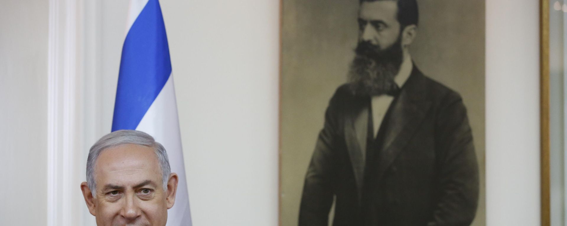 Israeli Prime Minister Benjamin Netanyahu next to a picture of the founder of the State of Israel, Binyamin Zeev Herzl ahead of his meeting with Japanese Prime Minister Shinzo Abe, at the Prime Minister's Office in Jerusalem Wednesday, May 2, 2018 Israeli Prime Minister Benjamin Netanyahu next to a picture of the founder of the State of Israel, Binyamin Zeev Herzl ahead of his meeting with Japanese Prime Minister Shinzo Abe, at the Prime Minister's Office in Jerusalem Wednesday, May 2, 2018 - Sputnik International, 1920, 21.11.2024
