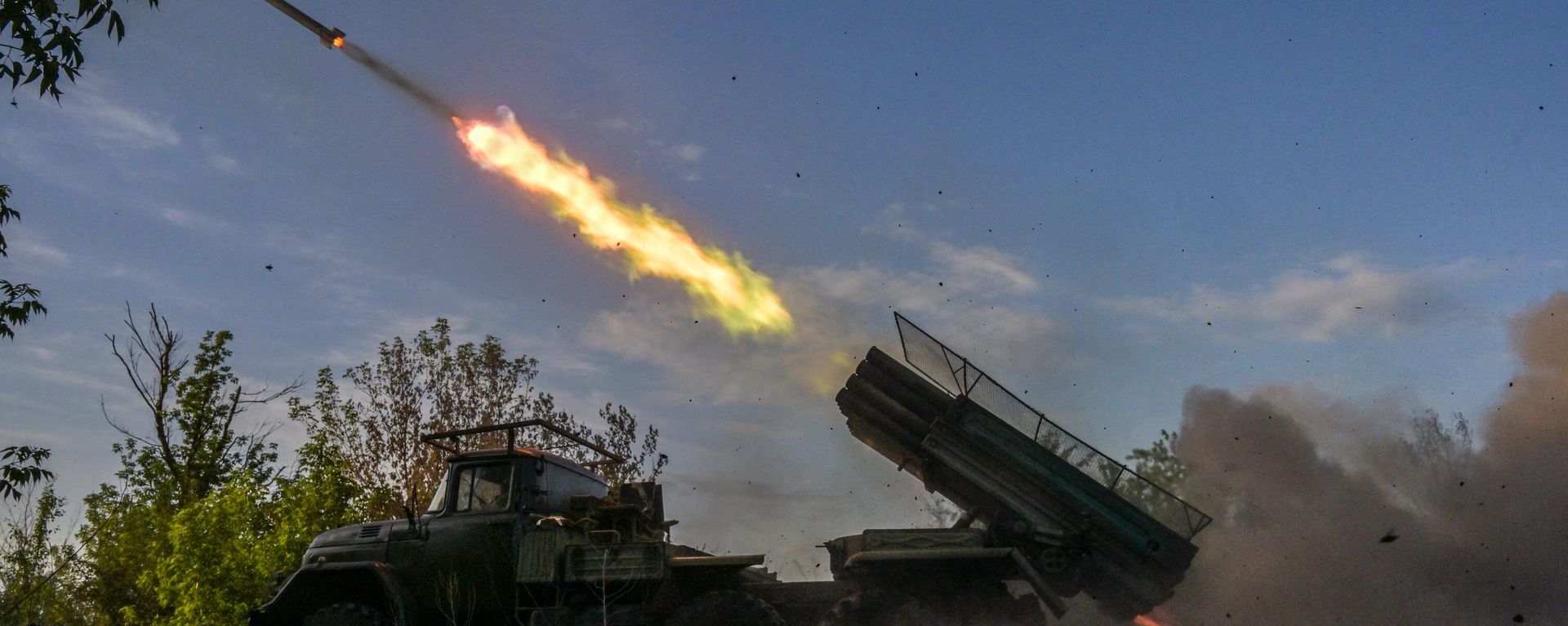 Russian servicemen of the 85th Separate Motor Rifle Brigade, 2nd Army Corps, fire a 9K55 Grad 1 multiple rocket launcher towards Ukrainian positions in the Artemovsk (Bakhmut) area of the frontline - Sputnik International, 1920, 05.09.2026
