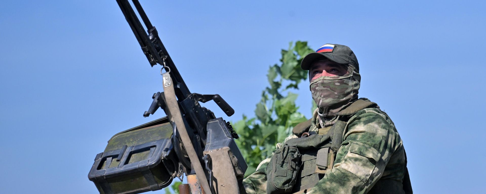 A Russian serviceman of the Central military district prepares to fire a machine gun at an air target amid Russia's military operation in Ukraine, at an unknown location, in Russia A Russian serviceman of the Central military district prepares to fire a machine gun at an air target amid Russia's military operation in Ukraine, at an unknown location, in Russia - Sputnik International, 1920, 05.10.2024