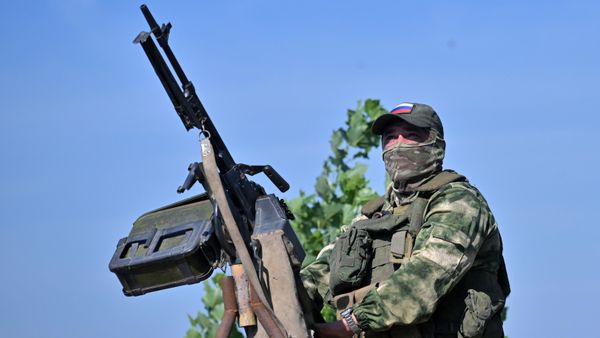 A Russian serviceman of the Central military district prepares to fire a machine gun at an air target amid Russia's military operation in Ukraine, at an unknown location, in Russia - Sputnik International
