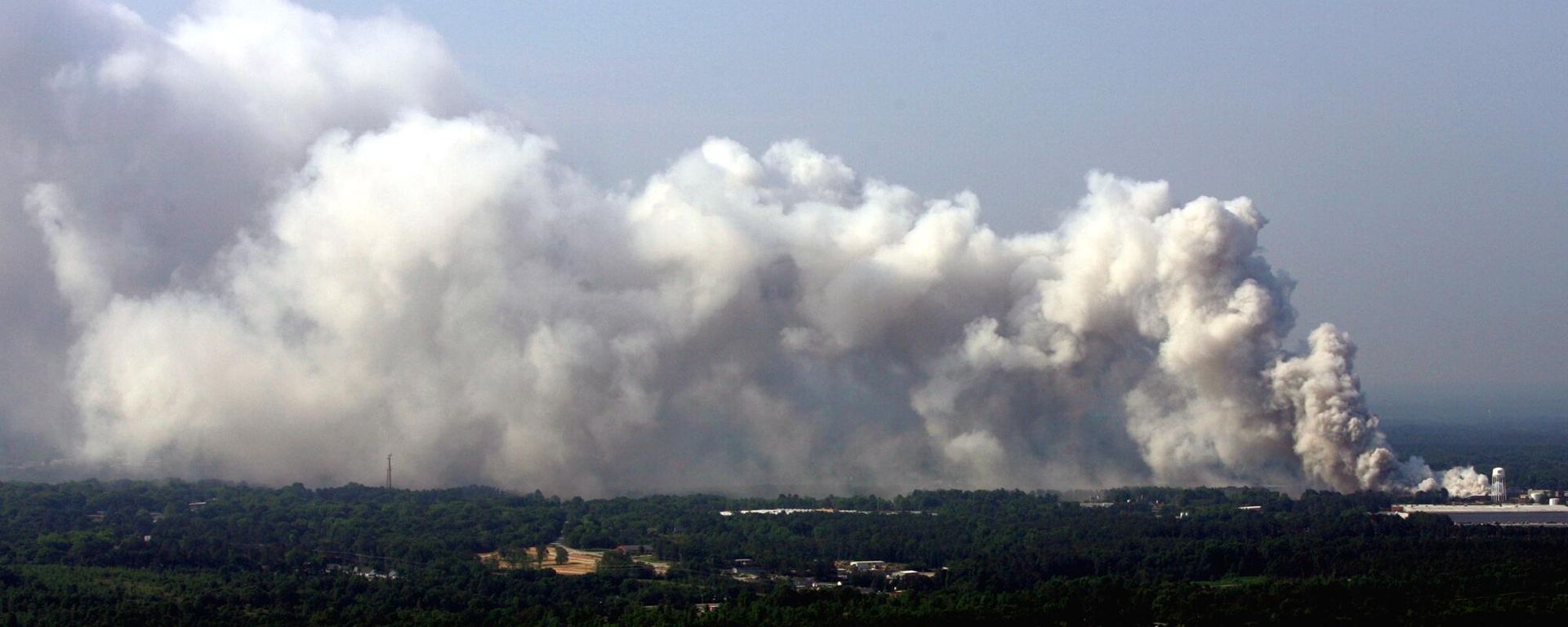 A mile-long wall of chlorine-tinged smoke covers the skyline from a chemical warehouse fire in Conyers, Ga., Tuesday, May 25, 2004 A mile-long wall of chlorine-tinged smoke covers the skyline from a chemical warehouse fire in Conyers, Ga., Tuesday, May 25, 2004 - Sputnik International, 1920, 05.10.2024