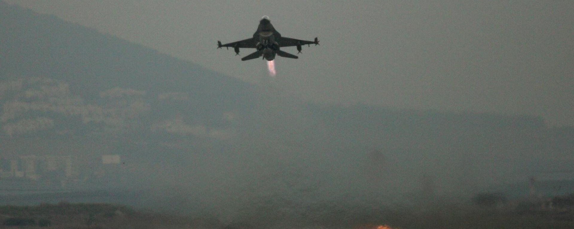 An Israeli warplane takes off for a mission in Lebanon from Ramat David air force base in northern Israel. An Israeli warplane takes off for a mission in Lebanon from Ramat David air force base in northern Israel. - Sputnik International, 1920, 15.11.2024