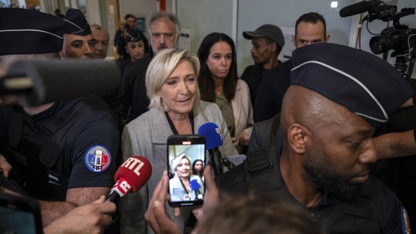 French populist right leader Marine Le Pen, front center, is flanked by police officers as she arrives at the court house in Paris, Monday, Sept. 30, 2024.  - Sputnik International