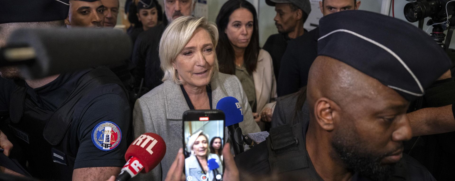 French populist right leader Marine Le Pen, front center, is flanked by police officers as she arrives at the court house in Paris, Monday, Sept. 30, 2024. French populist right leader Marine Le Pen, front center, is flanked by police officers as she arrives at the court house in Paris, Monday, Sept. 30, 2024. - Sputnik International, 1920, 05.10.2024