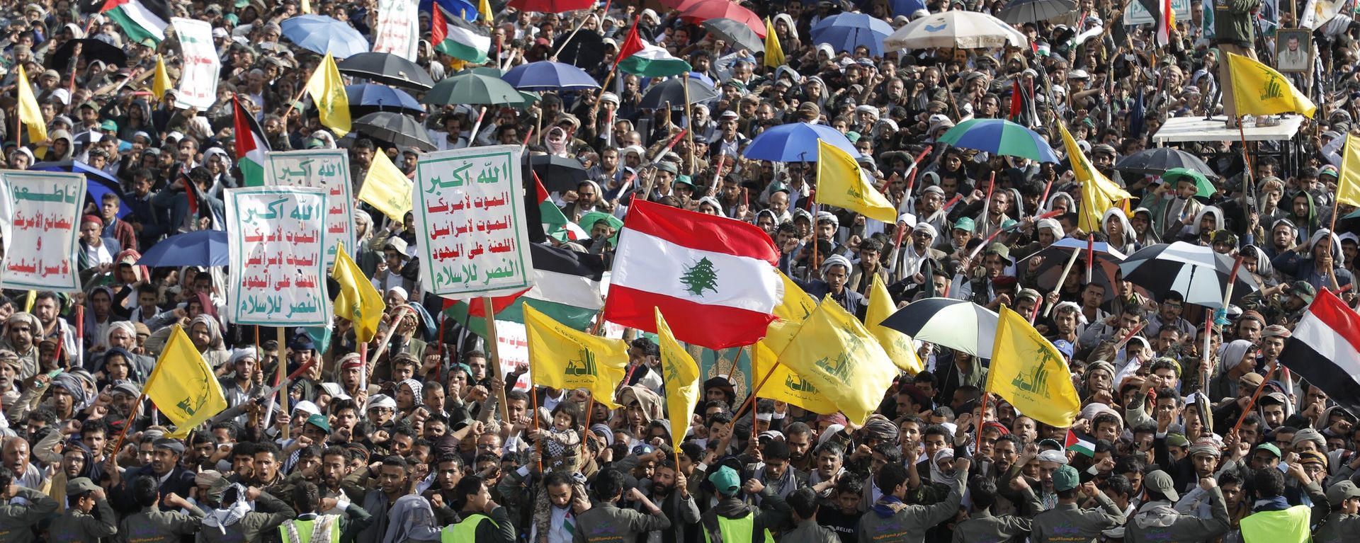 Houthi supporters raise flags and signs during an anti-Israel and anti-U.S. rally in Sanaa, Yemen, Friday, Sept. 27, 2024. Houthis' slogan reads in part death to Israel and America. - Sputnik International, 1920, 24.12.2024