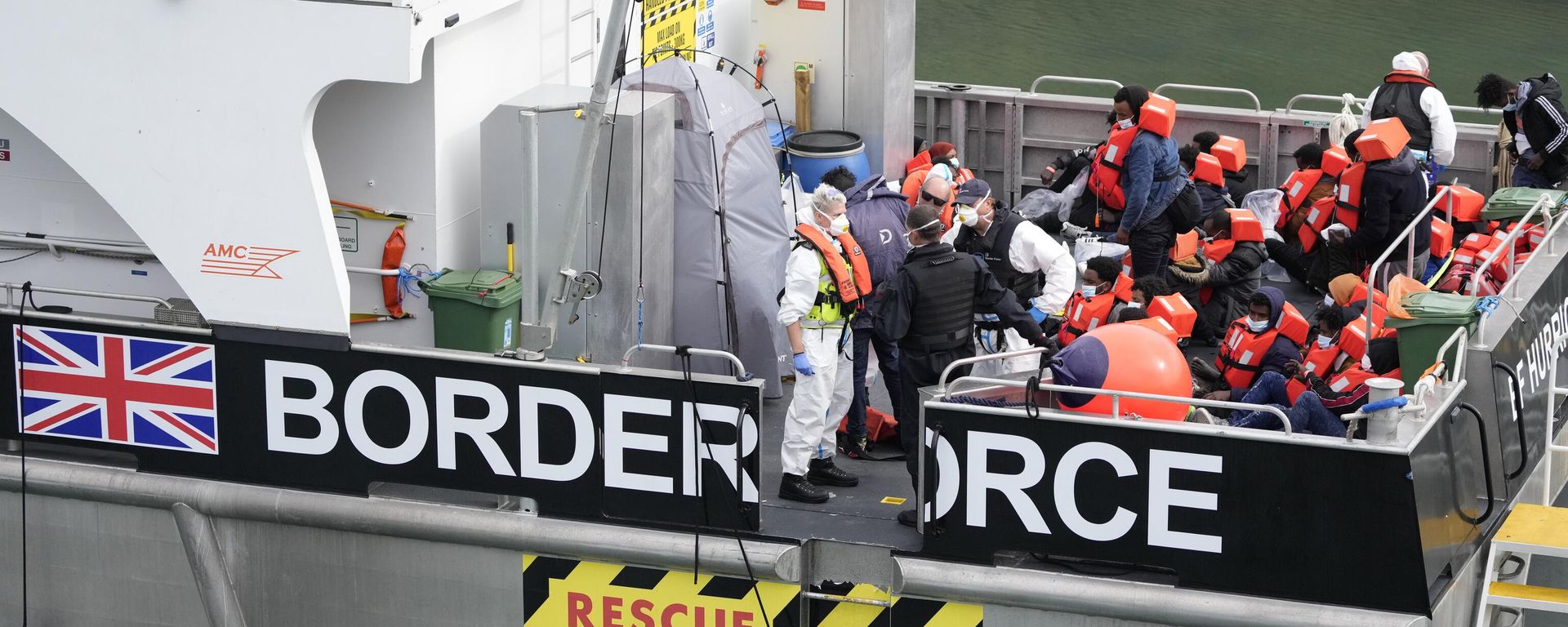 People thought to be migrants who made the crossing from France are brought into port after being picked up in the Channel by a British border force vessel in Dover. People thought to be migrants who made the crossing from France are brought into port after being picked up in the Channel by a British border force vessel in Dover. - Sputnik International, 1920, 10.09.2025