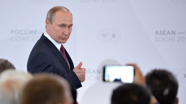 Russian President Vladimir Putin at a meeting of heads of delegations participating in the Russia-ASEAN Summit with representatives of the Russia-ASEAN Business Forum at the Congress Centre of the Radisson Blu Resort Hotel in Sochi on 20 May 2016. - Sputnik International