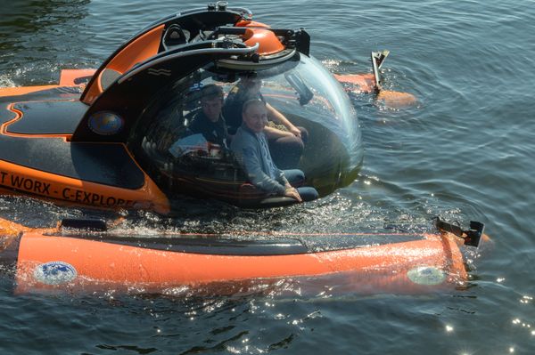 President Putin is about to dive and inspect the Shch-308 'Semga' submarine, sunk during World War II at the bottom of the Gulf of Finland, in 2019. - Sputnik International