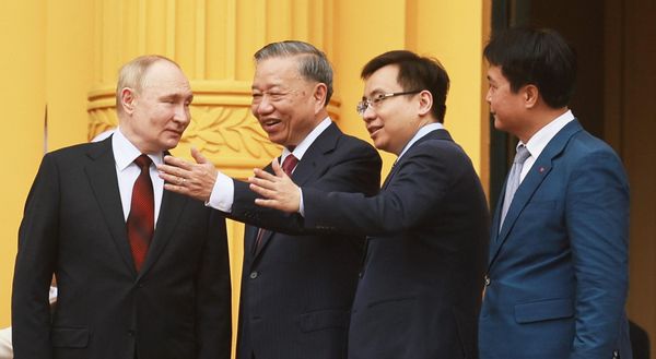 President Putin and President of the Socialist Republic of Vietnam To Lam take part in the official meeting ceremony outside the Presidential Palace in Vietnam's capital in 2024. - Sputnik International