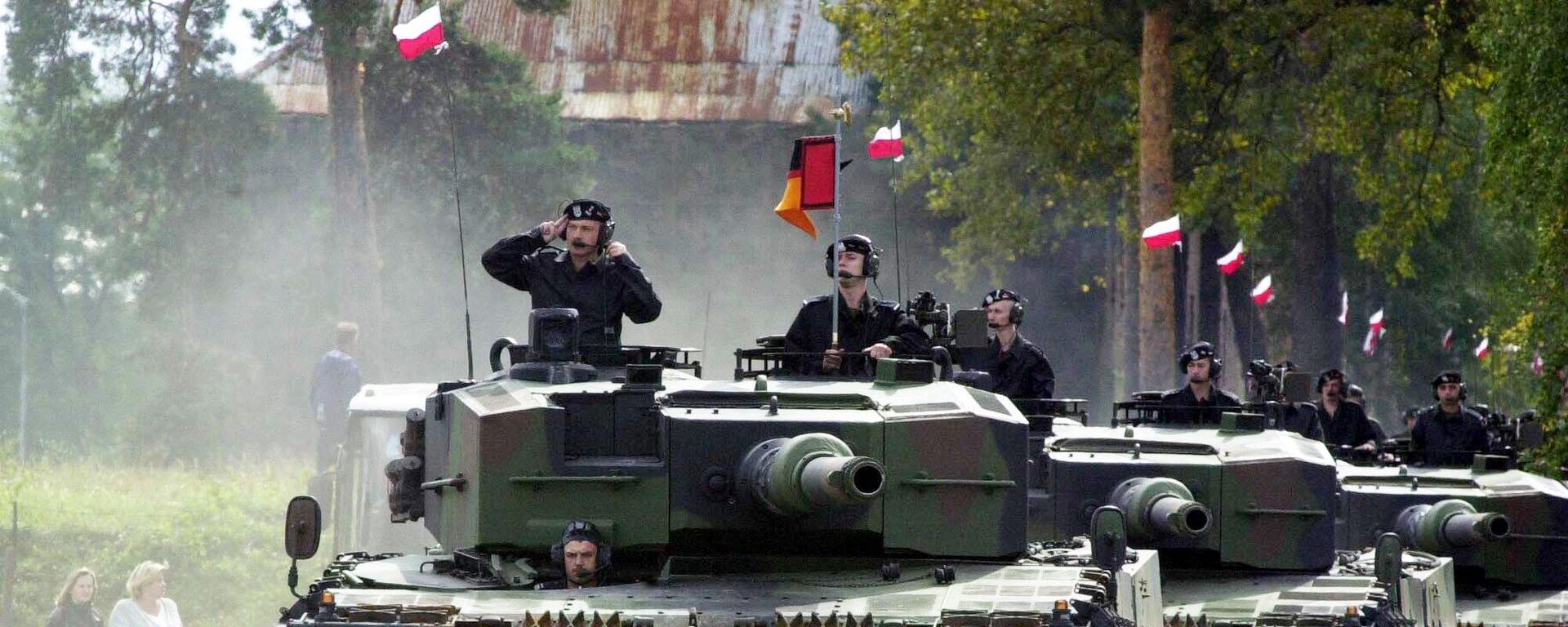 Polish soldiers parade through the streets of Swietoszow, in southwestern Poland in their Leopard tanks that they received Monday, Sept. 16, 2002 from the German Bundeswehr in a deal that is to help Poland's army upgrade to NATO requirements. Polish soldiers parade through the streets of Swietoszow, in southwestern Poland in their Leopard tanks that they received Monday, Sept. 16, 2002 from the German Bundeswehr in a deal that is to help Poland's army upgrade to NATO requirements. - Sputnik International, 1920, 09.10.2024