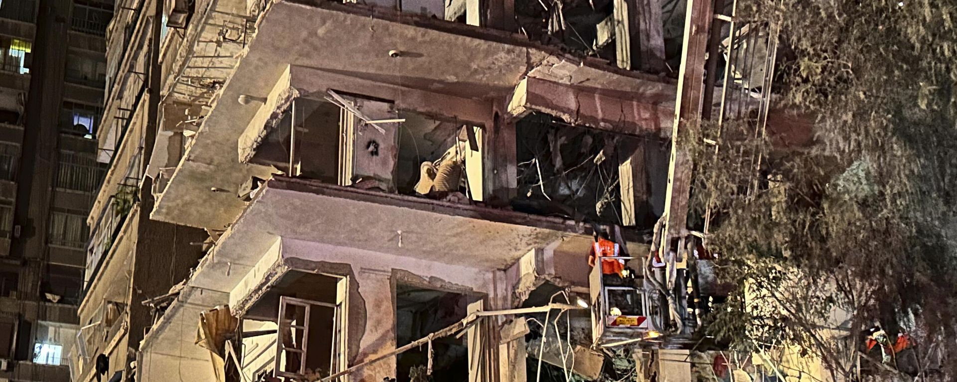 A rescue worker checks a damaged building hit by an Israeli strike in a residential building in Damascus, Syria, Tuesday, Oct. 8, 2024. (AP Photo/Omar Sanadiki) A rescue worker checks a damaged building hit by an Israeli strike in a residential building in Damascus, Syria, Tuesday, Oct. 8, 2024. (AP Photo/Omar Sanadiki) - Sputnik International, 1920, 09.10.2024