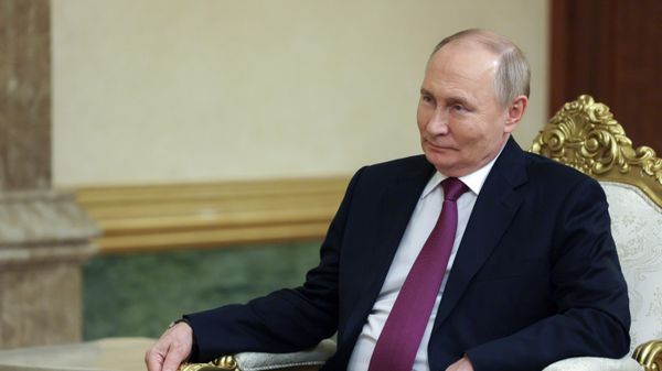 Russian President Vladimir Putin attends a meeting with Turkmen People’s Council (Khalk Maslahaty) Chairman Gurbanguly Berdymukhamedov in Ashgabat, Turkmenistan - Sputnik International