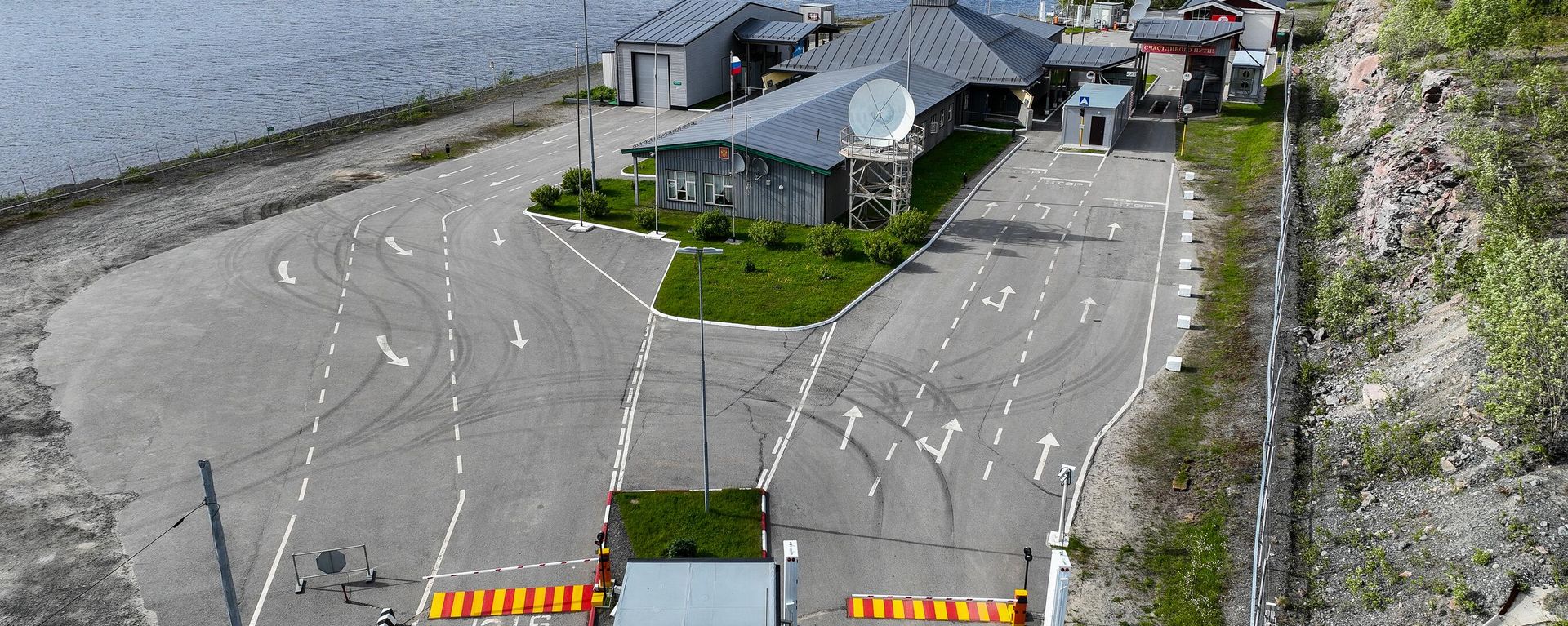 An aerial view shows the border crossing point on the Norwegian border An aerial view shows the border crossing point on the Norwegian border - Sputnik International, 1920, 12.10.2024