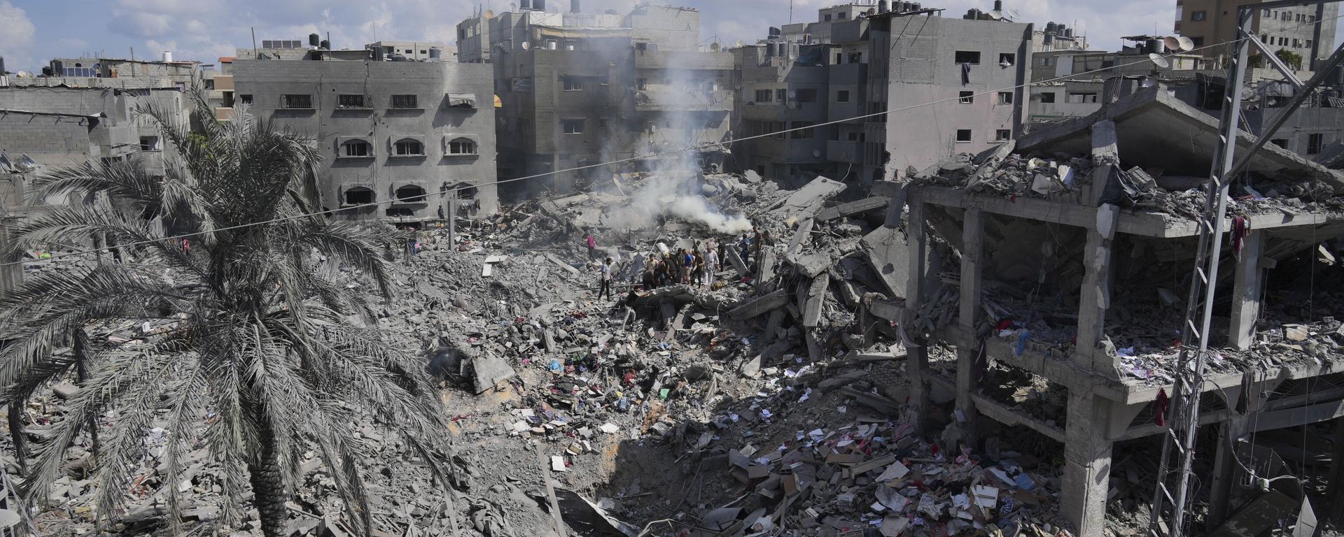 Palestinians search for the people killed in an Israeli airstrike in Bureij refugee camp Gaza Strip, Wednesday, Oct. 18, 2023 - Sputnik International, 1920, 31.01.2026
