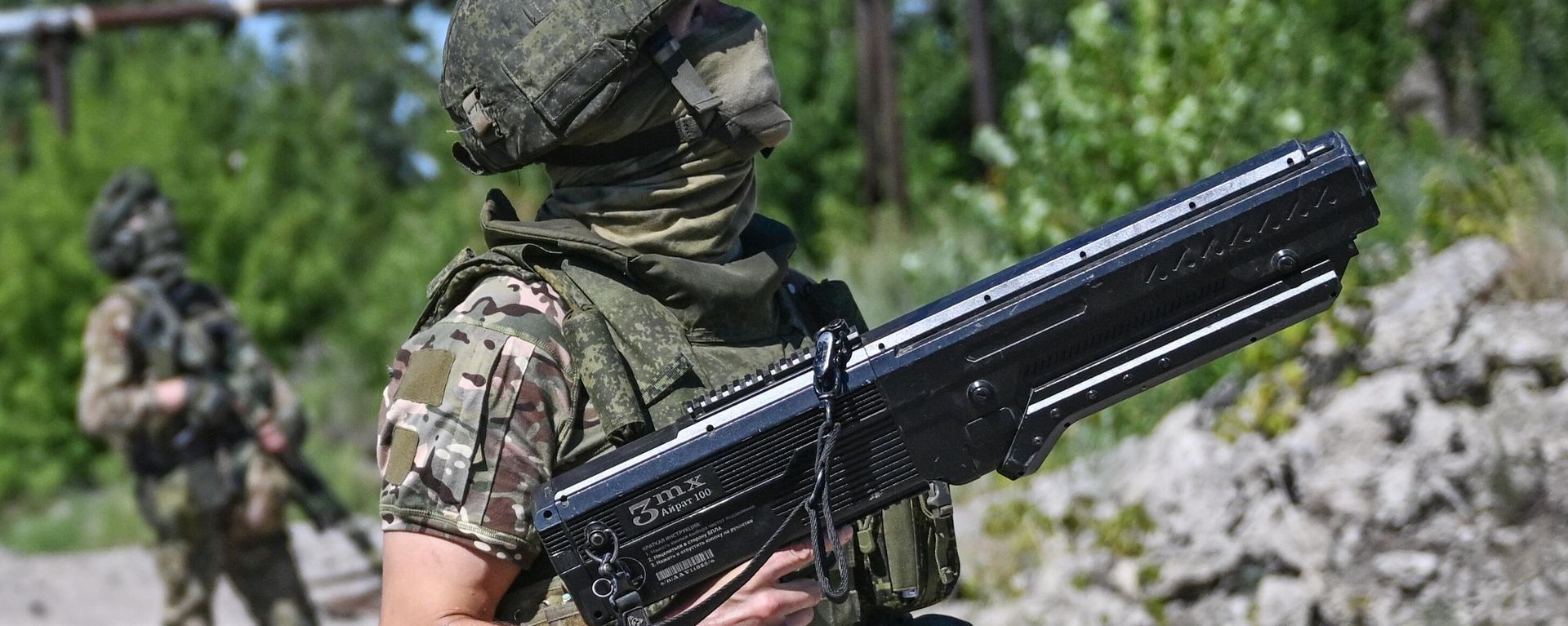 A Russian serviceman of the Tsentr Battlegroup holds an anti-drone gun A Russian serviceman of the Tsentr Battlegroup holds an anti-drone gun - Sputnik International, 1920, 25.10.2024