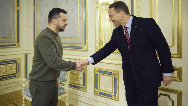 In this photo provided by the Ukrainian Presidential Press Office, Ukrainian President Volodymyr Zelenskyy, left, shakes hands with Poland's Minister of Foreign Affairs, Radek Sikorski, in Kyiv, Ukraine. File photo. - Sputnik International