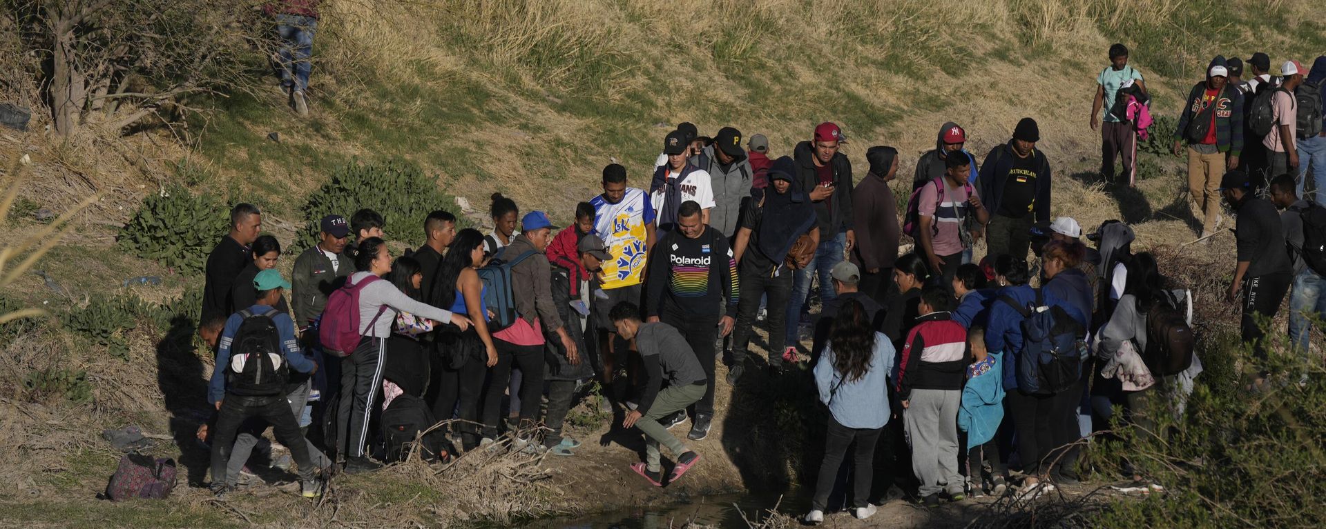 Migrants jump back and forth over the Rio Grande river into the United States and some back into Mexico, in Ciudad Juarez, Wednesday, March 29, 2023 Migrants jump back and forth over the Rio Grande river into the United States and some back into Mexico, in Ciudad Juarez, Wednesday, March 29, 2023 - Sputnik International, 1920, 14.10.2024