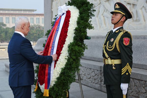Russian Defense Minister Andrei Belousov lays a wreath at the People's Heroes Monument on Tiananmen Square. - Sputnik International