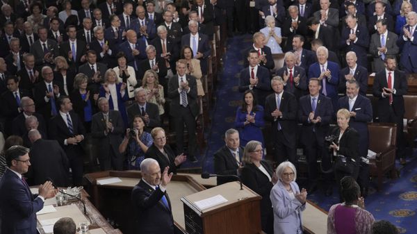 Israeli Prime Minister Benjamin Netanyahu waves as he arrives to speak to a joint meeting of Congress to seek support for Israel's fight against Hamas and other adversaries, at the Capitol in Washington, July 24, 2024.  - Sputnik International