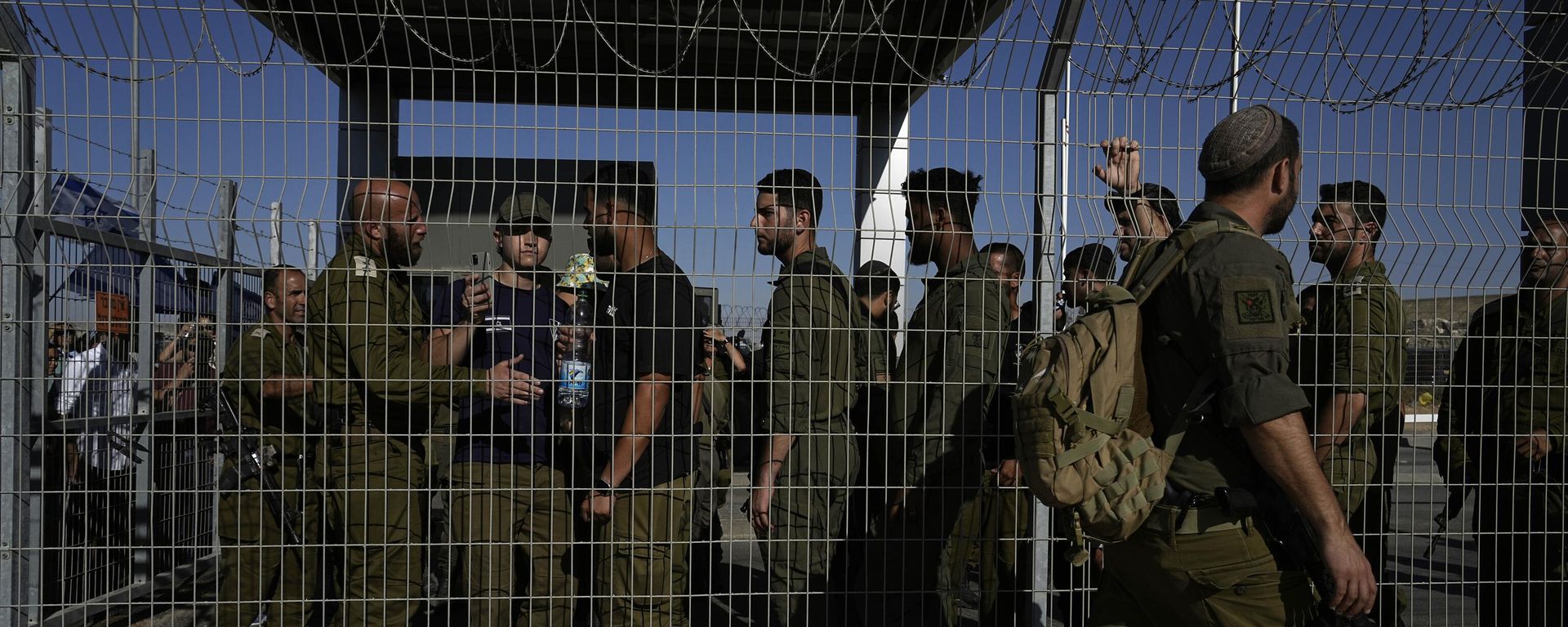 Israeli soldiers gather at the gate to the Sde Teiman military base, where inside, soldiers are being questioned for detainee abuse, Monday, July 29, 2024 Israeli soldiers gather at the gate to the Sde Teiman military base, where inside, soldiers are being questioned for detainee abuse, Monday, July 29, 2024 - Sputnik International, 1920, 16.10.2024