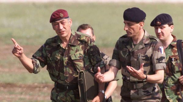 Lt. Gen. Michael Jackson of Britain, left, talks with the commander of French NATO troops in Macedonia, Brig. Gen. Bruno Cuche as they arrive at a NATO military base in the outskirts of Kumanovo, 45 kilometers (28 miles) north of Skopje, Macedonia, Sunday, June 6, 1999, for talks with Yugoslav Army representatives.  - Sputnik International