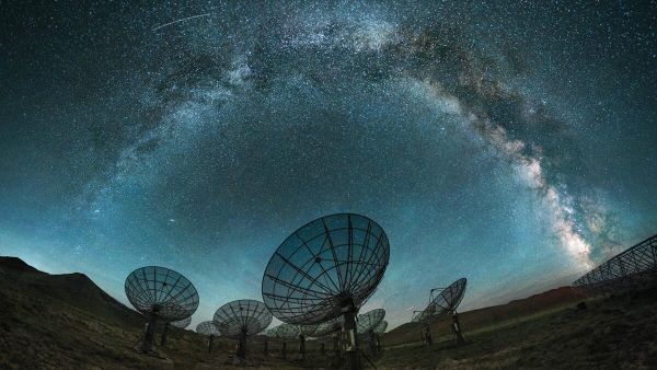 Radio telescope dishes search for signals in the night sky. - Sputnik International