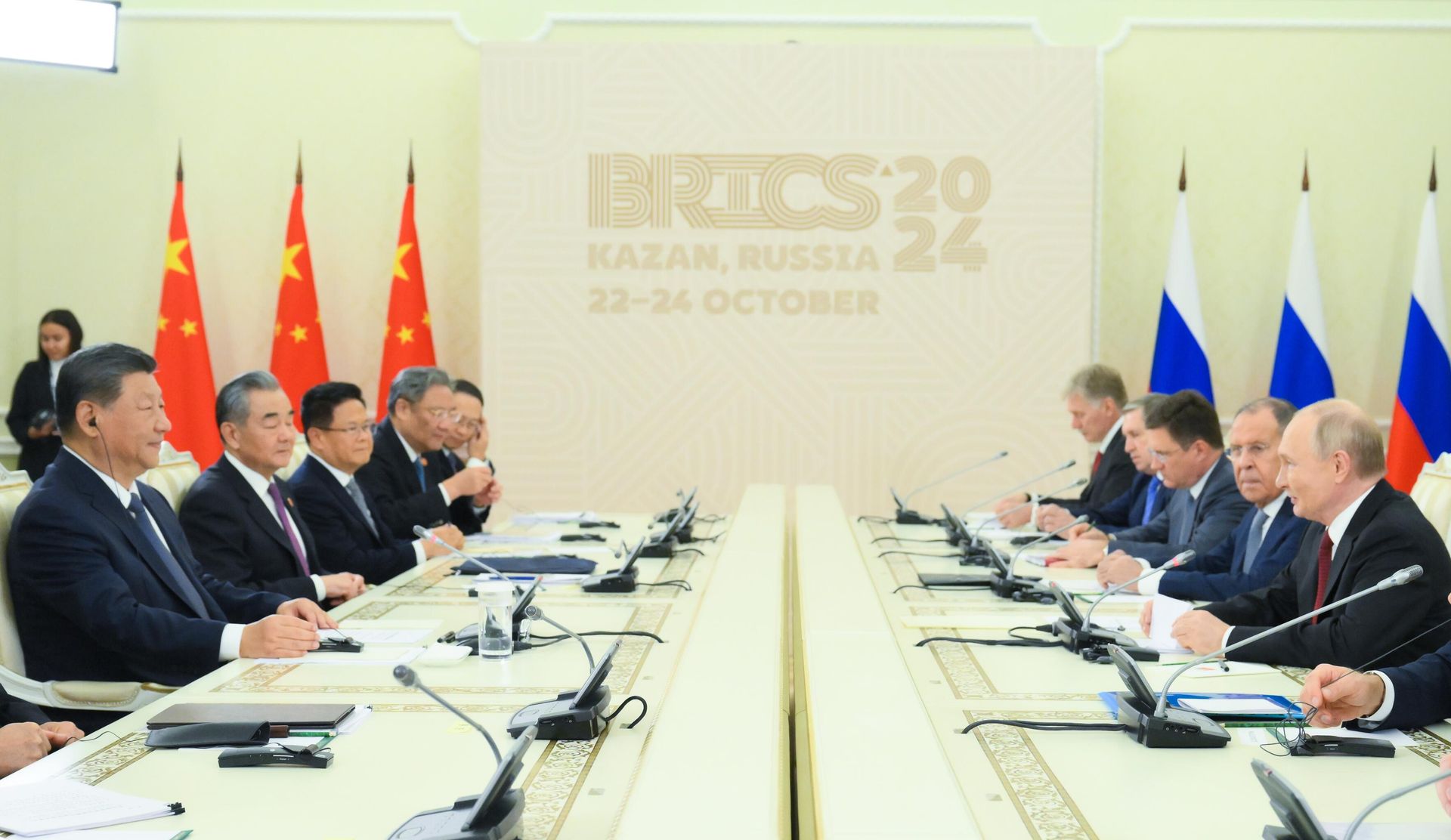 From left: Chinese President Xi Jinping and Russian President Vladimir Putin during their meeting on the sidelines of the the 16th BRICS summit in Kazan, Republic of Tatarstan, Russia. From left: Chinese President Xi Jinping and Russian President Vladimir Putin during their meeting on the sidelines of the the 16th BRICS summit in Kazan, Republic of Tatarstan, Russia. - Sputnik International, 1920, 22.10.2024