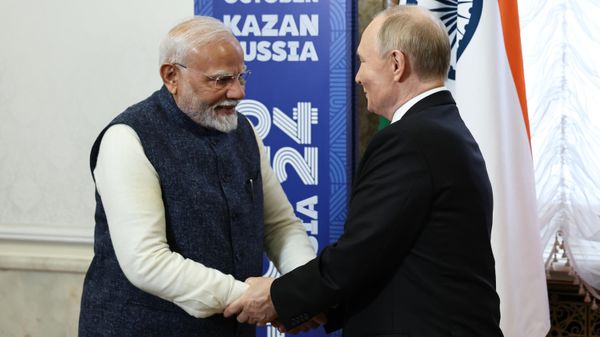 Russian President Vladimir Putin welcomes Indian Prime Minister Narendra Modi before a meeting on the sidelines of the 16th BRICS summit in Kazan, Republic of Tatarstan, Russia. - Sputnik International