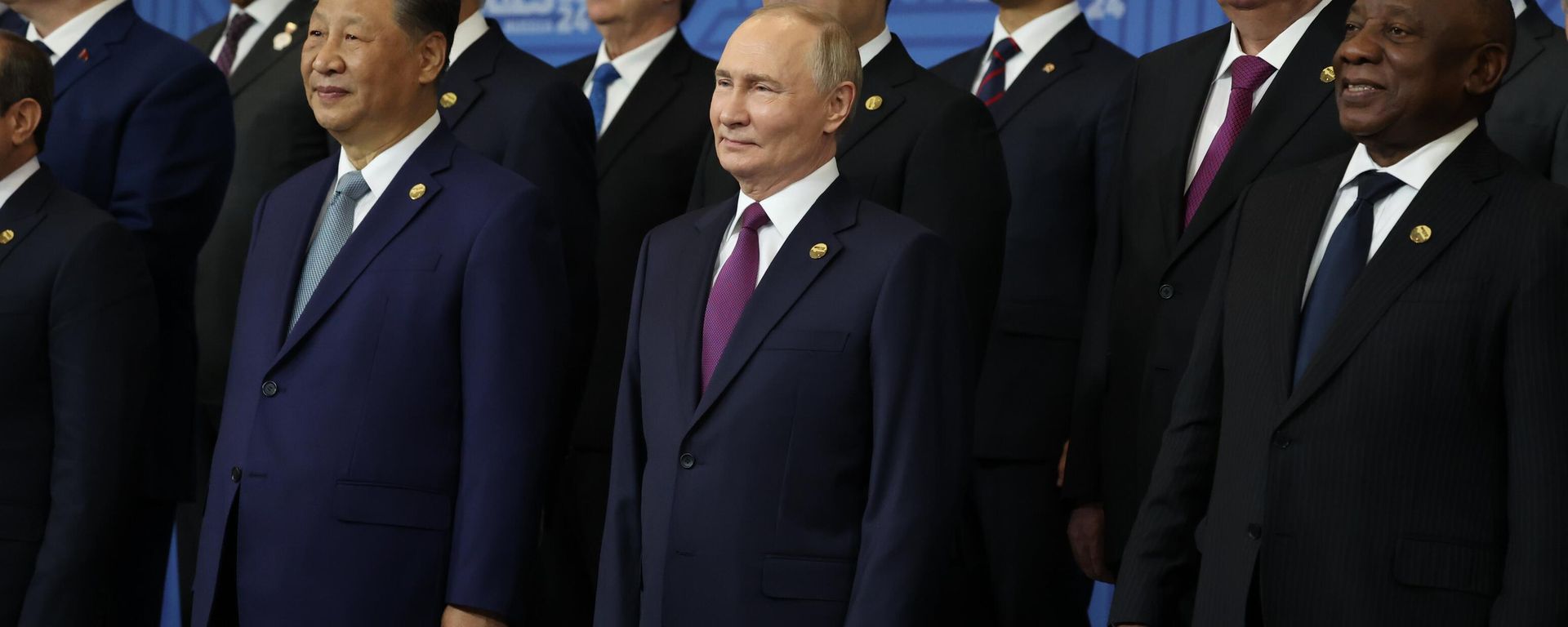 BRICS leaders including Presidents Xi, Putin and Ramaphosa pose for a group photo at the BRICS Summit in Kazan, Russia. October 24, 2024. - Sputnik International, 1920, 12.08.2025