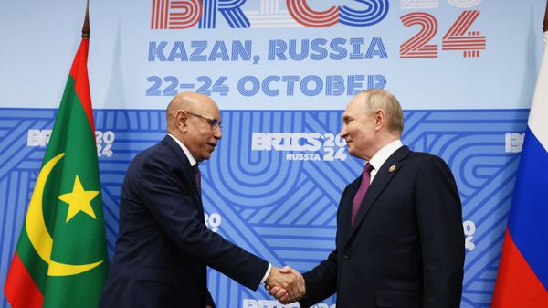 Vladimir Putin's shakes hand with Mauritanian President Mohamed Ould Cheikh El Ghazouani. - Sputnik International