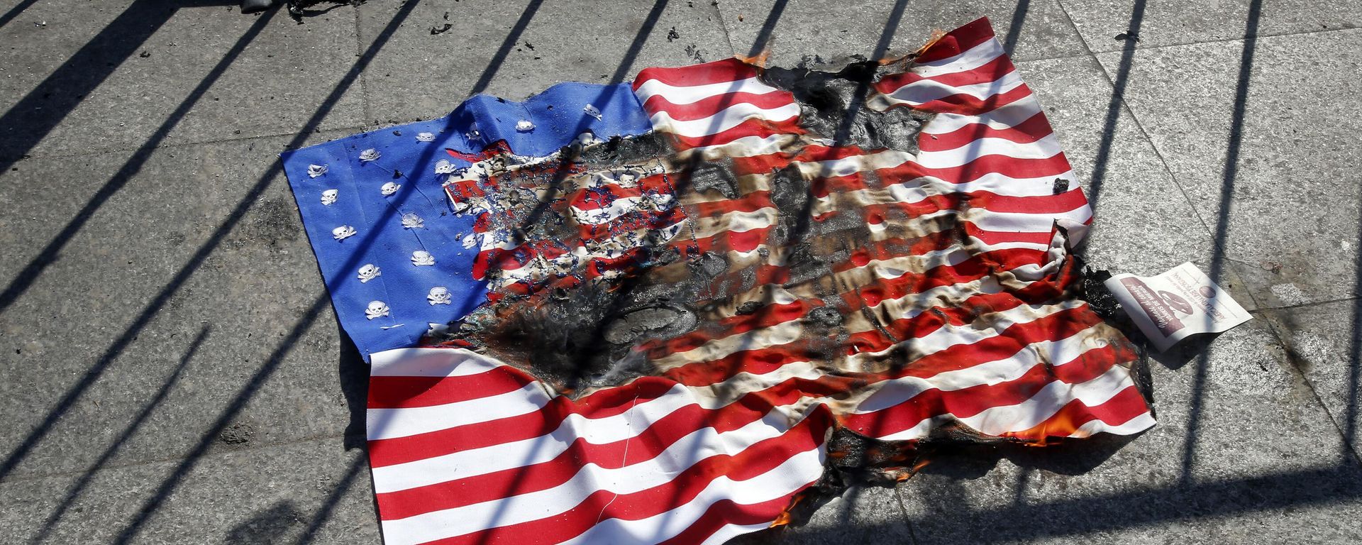 A burnt copy of a United Stated flag lays in front of the Palace of La Moneda, after it was lit by a single man to protest against the visit of US Vice President Mike Pence, in Santiago, Chile, Wednesday, Aug. 16, 2017 A burnt copy of a United Stated flag lays in front of the Palace of La Moneda, after it was lit by a single man to protest against the visit of US Vice President Mike Pence, in Santiago, Chile, Wednesday, Aug. 16, 2017 - Sputnik International, 1920, 25.10.2024