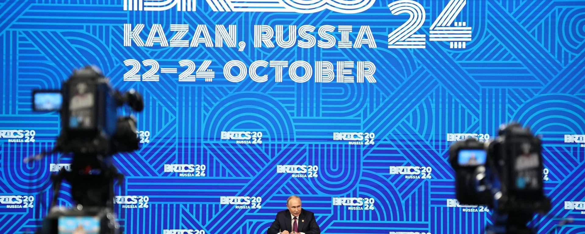 Russian President Vladimir Putin attends a press conference on the sidelines of the 16th BRICS Summit in Kazan, Republic of Tatarstan, Russia. Russian President Vladimir Putin attends a press conference on the sidelines of the 16th BRICS Summit in Kazan, Republic of Tatarstan, Russia. - Sputnik International, 1920, 27.10.2024