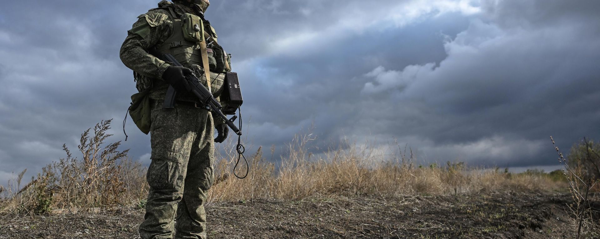 A Russian serviceman of the 1430th Motorised Rifle Gaurds Regiment of the Russian Armed Forces is seen at a position in the Zaporozhye sector of the frontline. File photo A Russian serviceman of the 1430th Motorised Rifle Gaurds Regiment of the Russian Armed Forces is seen at a position in the Zaporozhye sector of the frontline. File photo - Sputnik International, 1920, 16.11.2024