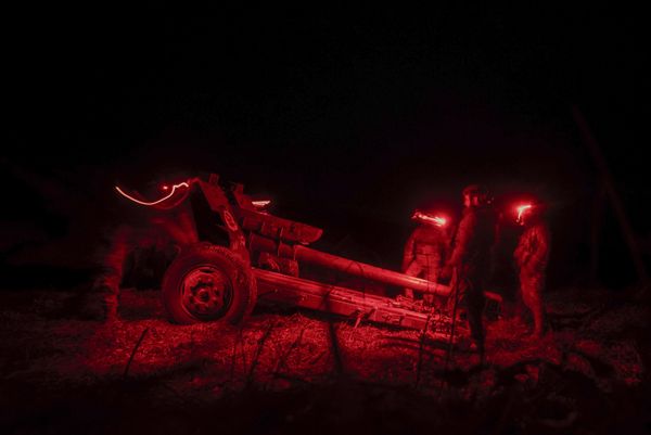 Kiev regime troops operate a 122mm artillery piece in the Ukrainian conflict zone. - Sputnik International