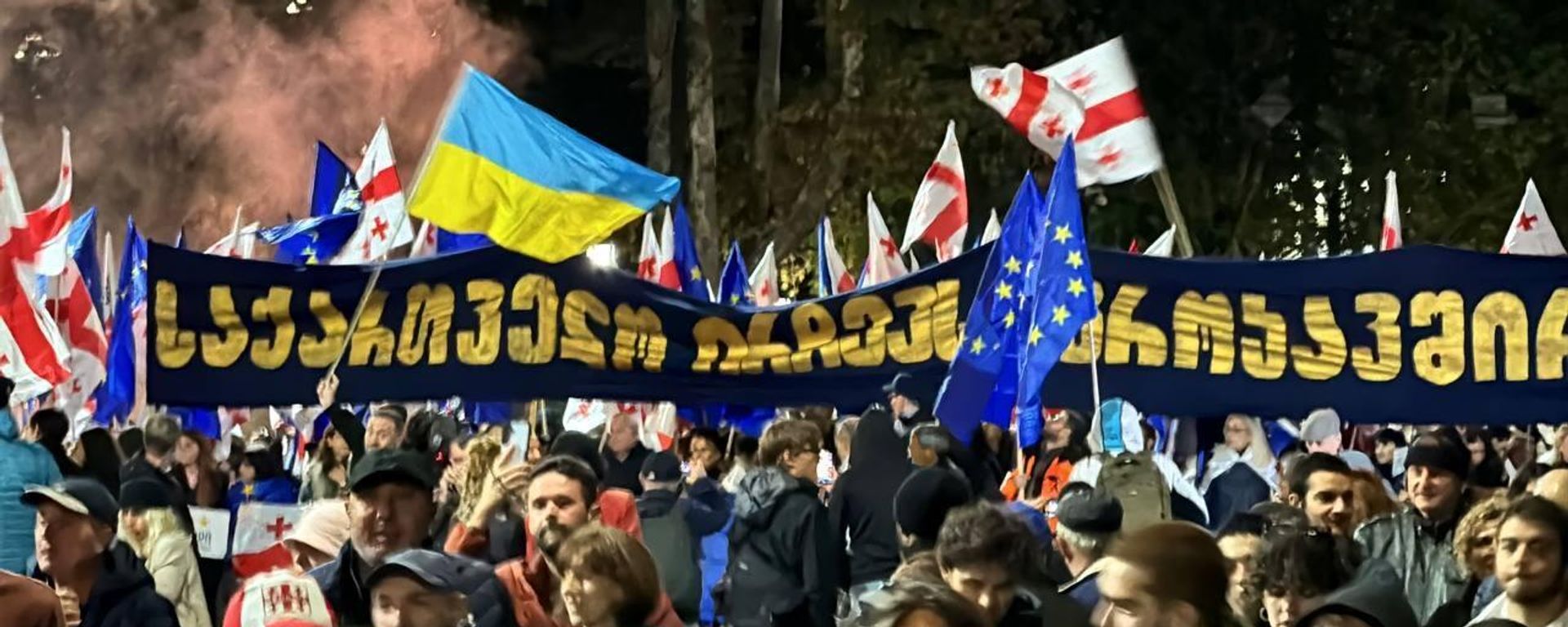 Supporters of Georgia's pro-Western and pro-EU opposition groups hold a joint final campaign rally ahead of the upcoming parliamentary elections in Tbilisi, Georgia. Supporters of Georgia's pro-Western and pro-EU opposition groups hold a joint final campaign rally ahead of the upcoming parliamentary elections in Tbilisi, Georgia. - Sputnik International, 1920, 28.10.2024