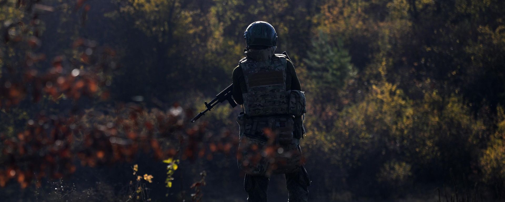 A Russian serviceman of the 25th Combined Arms Army of the Battlegroup West is seen at a position in the Krasny Liman sector of the frontline amid Russia's military operation in Ukraine. - Sputnik International, 1920, 04.07.2026