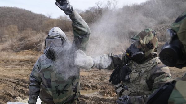 U.S. soldiers try to remove the mock chemical pollutants during a joint military drill between South Korea and the United States in Paju, South Korea, Thursday, March 16, 2023. - Sputnik International