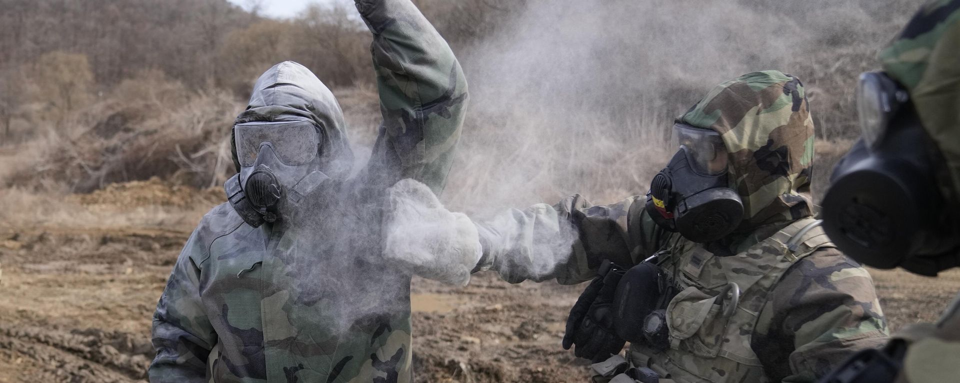 U.S. soldiers try to remove the mock chemical pollutants during a joint military drill between South Korea and the United States in Paju, South Korea, Thursday, March 16, 2023. - Sputnik International, 1920, 01.11.2024