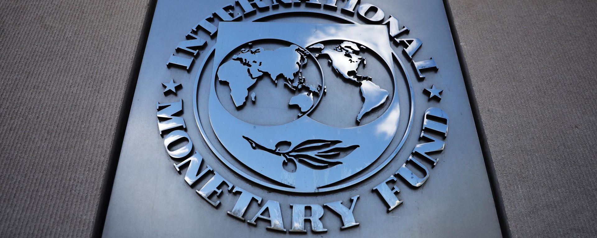 A sign with the International Monetary Fund logo on the wall of the IMF building A sign with the International Monetary Fund logo on the wall of the IMF building - Sputnik International, 1920, 15.10.2025